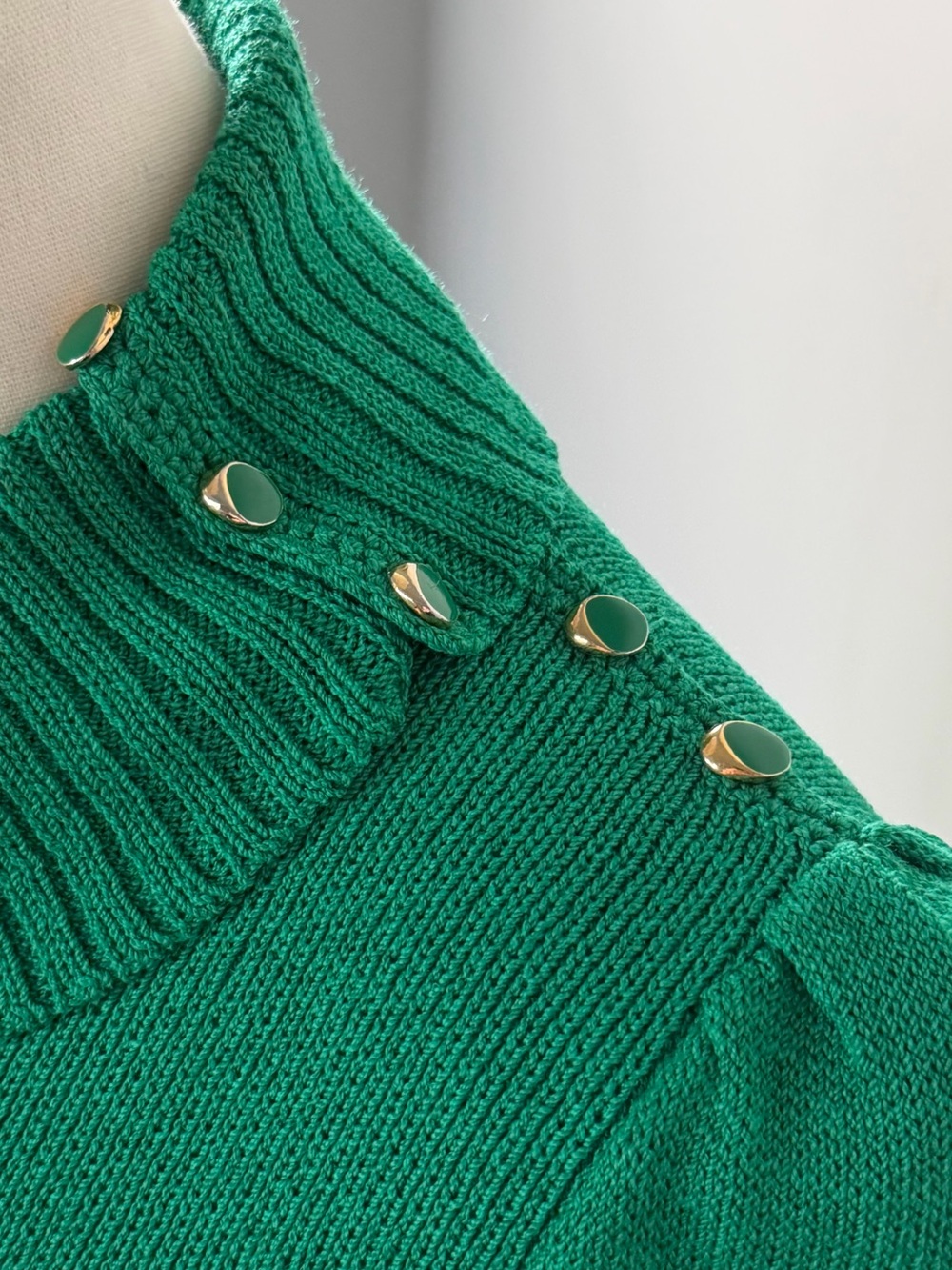 Vintage St John Ribbed Turtleneck Sweater Kelly Green Gold Button Size Small - Picture 9 of 15